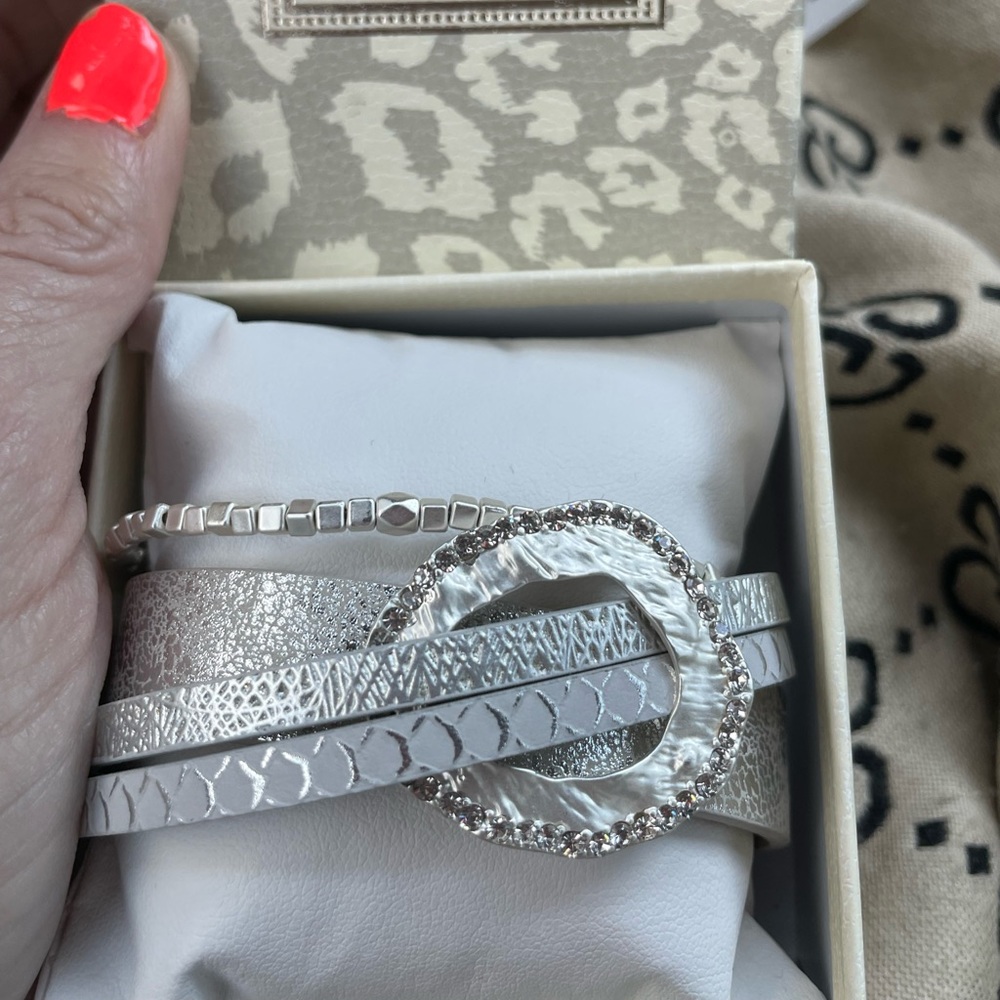 Brand new super trendy magnetic bracelet never worn perfect for summer look